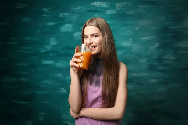 Mujer joven con vaso de jugo — Foto de Stock