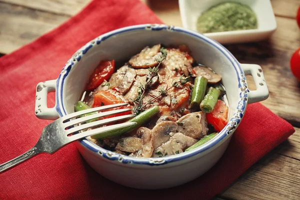 Cuenco con sabroso pollo marsala — Foto de Stock