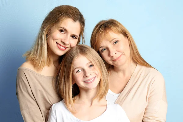 Chica con madre y abuelita — Foto de Stock