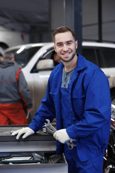 Junger Mechaniker mit Werkzeug — Stockfoto