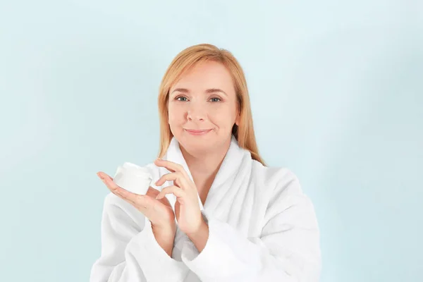 Mujer aplicando crema antienvejecimiento — Foto de Stock