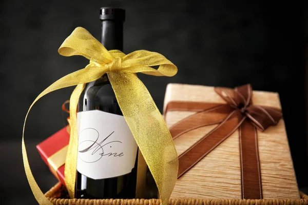 Láhev vína s dárkové krabice — Stock fotografie