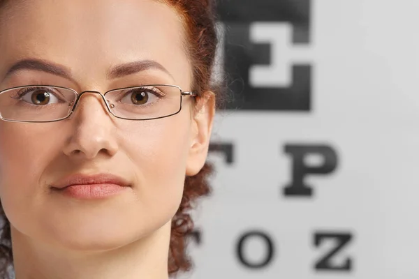 Jeune femme avec lunettes — Photo