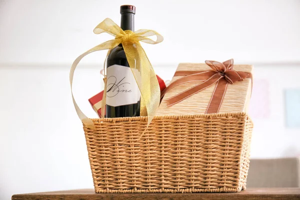 Botella de vino con cajas regalo —  Fotos de Stock