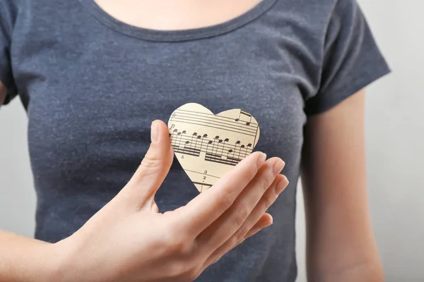 Woman holding paper heart — Stock Photo, Image