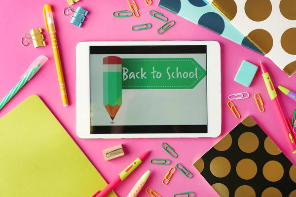 Планшет з повідомленням BACK TO SCHOOL — стокове фото