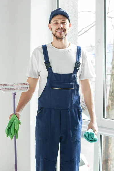 Limpiador de ventanas joven —  Fotos de Stock