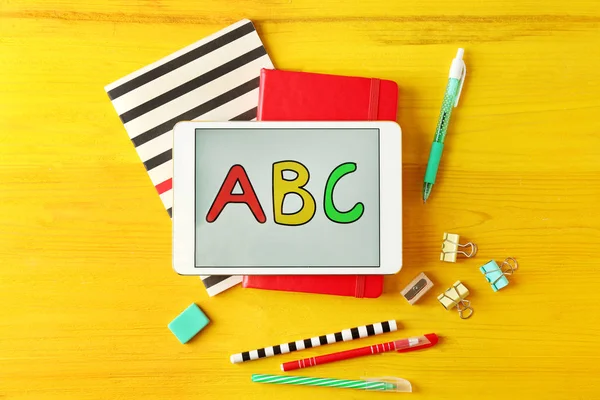 Tablet mit abc-Nachricht — Stockfoto