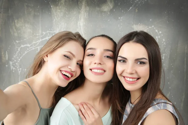 Zabawny młodych kobiet biorąc selfie — Zdjęcie stockowe
