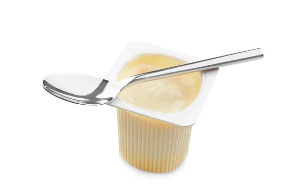 塑料杯酸奶与白色背景上的勺子 — 图库照片