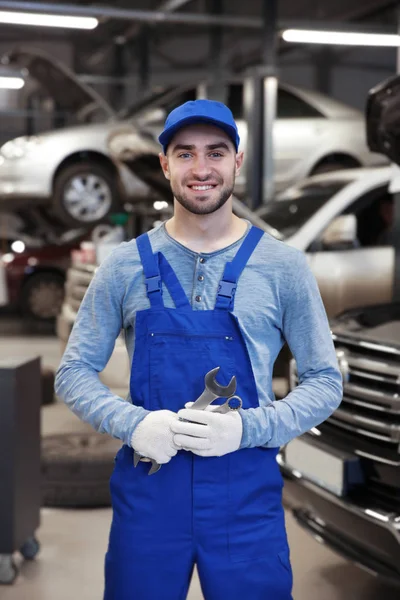 Joven mecánico con herramientas — Foto de Stock