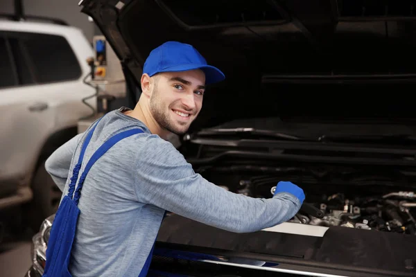 Mechanic repairing car — Stock Photo, Image