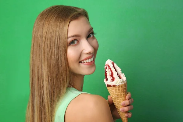Piękna młoda kobieta z lodami na kolor tła — Zdjęcie stockowe
