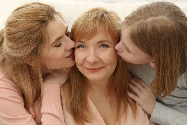 Mujer madura feliz con la familia — Foto de Stock