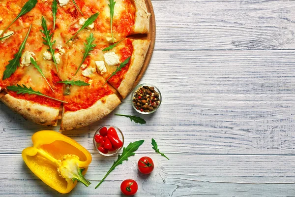 Heerlijke pizza met ingrediënten — Stockfoto