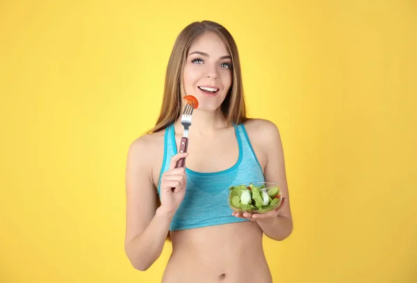 Mladá krásná žena jíst salát — Stock fotografie