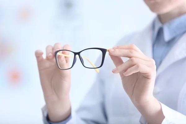 Läkare händerna hålla glasögon — Stockfoto