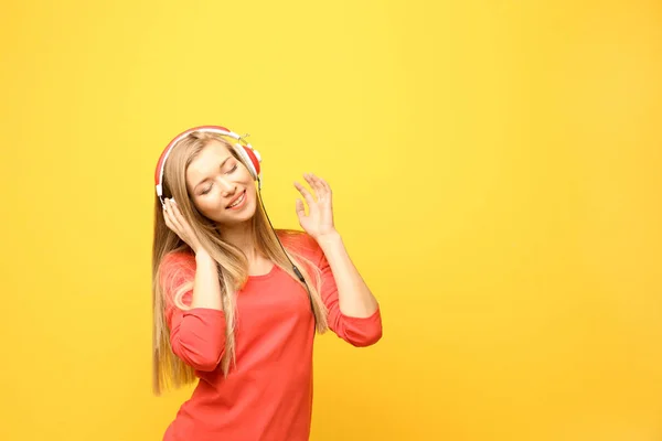 Beautiful young woman listening to music — Stock Photo, Image