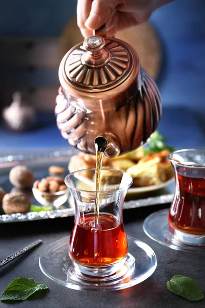 Ręka odlewania tureckiej herbaty — Zdjęcie stockowe