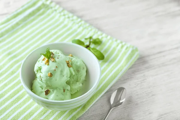 Ciotola con gelato al pistacchio — Foto Stock