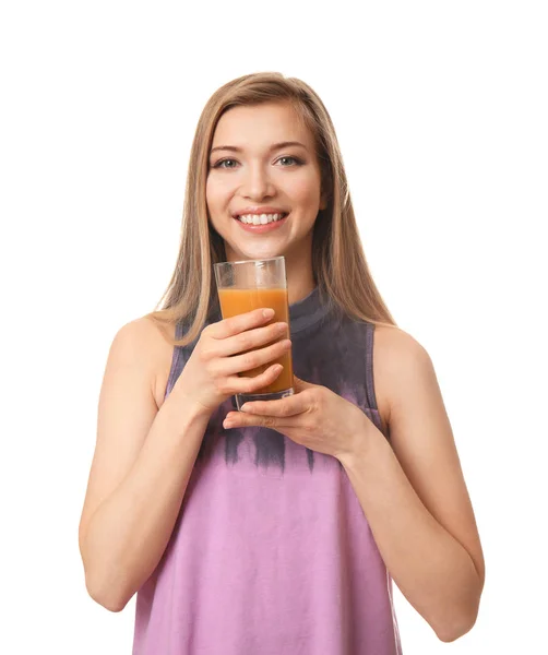 Piękna młoda kobieta z szklankę świeżego soku na białym tle — Zdjęcie stockowe