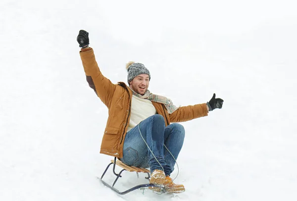 Homem equitação trenó no parque de inverno — Fotografia de Stock