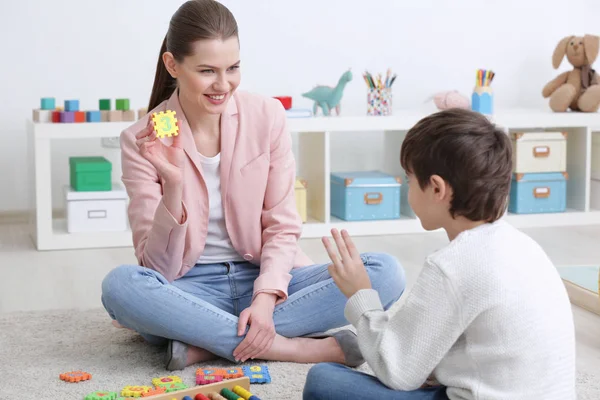 Menino no consultório de fonoaudiologia — Fotografia de Stock