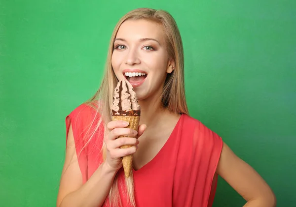 Mulher bonita com sorvete no fundo da cor — Fotografia de Stock