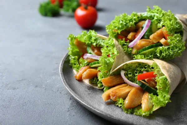 Plate med nydelige kebab-ruller – stockfoto