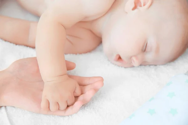 Kleines Baby schläft in Großaufnahme im Kinderbett — Stockfoto