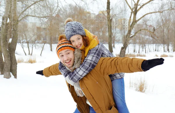 Lindo casal no parque de inverno — Fotografia de Stock