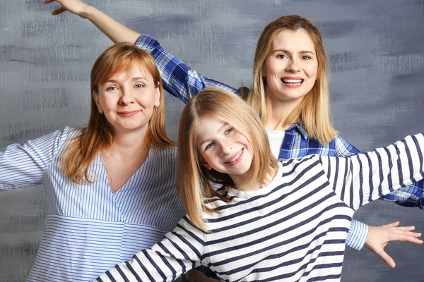 Ragazza carina con madre e nonna — Foto Stock