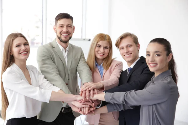 Gruppo di persone presenti alla presentazione aziendale — Foto Stock