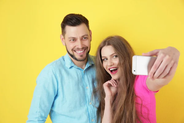 Feliz jovem casal tomando selfie — Fotografia de Stock