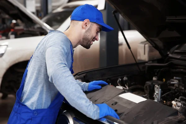 Junger Mechaniker mit blauer Mütze — Stockfoto