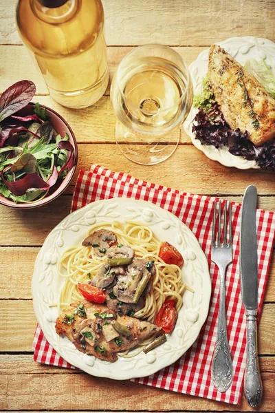 Plate with delicious chicken marsala — Stock Photo, Image