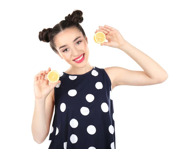 Bella giovane donna con metà limone su sfondo bianco — Foto Stock