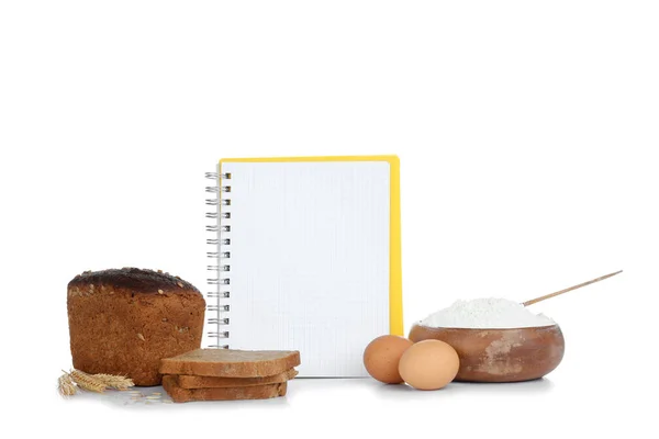 Açık yemek tarifi kitabı ve ekmek — Stok fotoğraf
