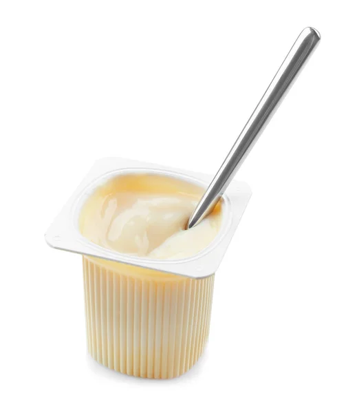 Plastmugg med yoghurt och sked på vit bakgrund — Stockfoto