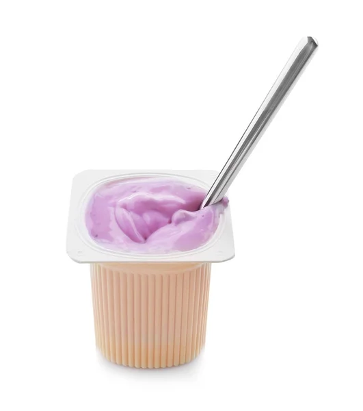 Copo de plástico com iogurte e colher no fundo branco — Fotografia de Stock