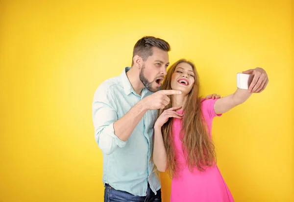 Engraçado jovem casal tomando selfie — Fotografia de Stock