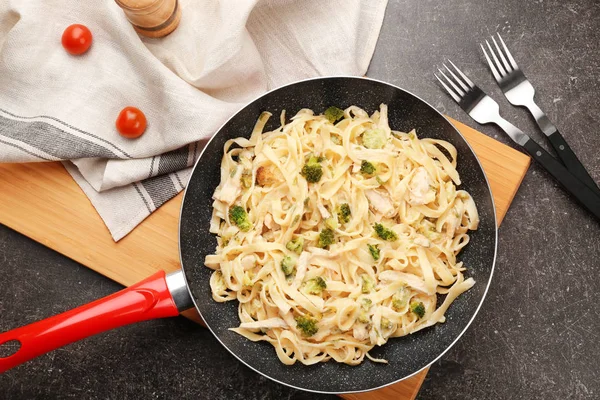Frying pan with chicken Alfredo — Stock Photo, Image