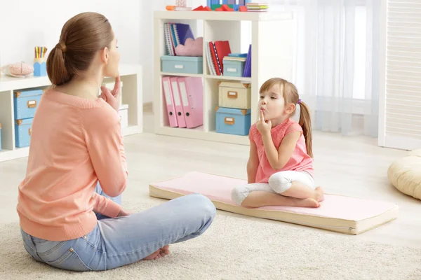 Girl at speech therapist office — Stock Photo, Image