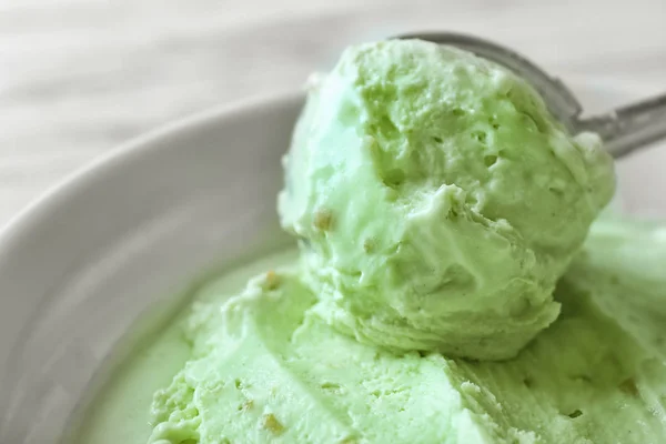 Scavare delizioso gelato — Foto Stock