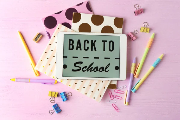 Планшет з повідомленням BACK TO SCHOOL — стокове фото