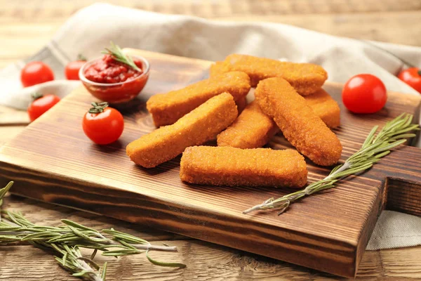 Tablero con palitos de queso — Foto de Stock