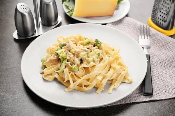 Delicioso frango Alfredo — Fotografia de Stock