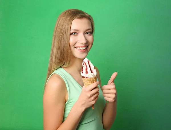 Hermosa joven con helado sobre fondo de color — Foto de Stock