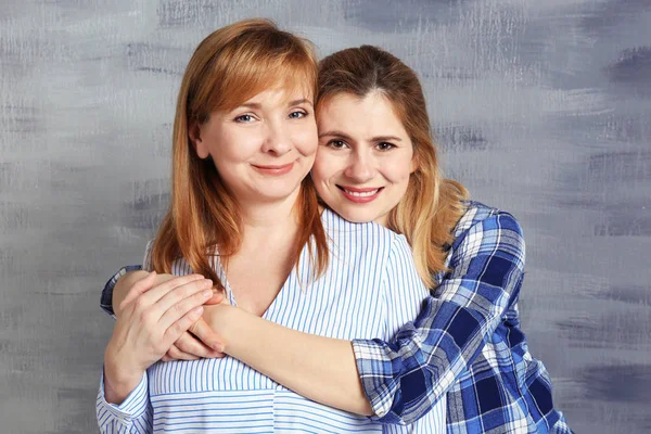 Mujer joven con madre — Foto de Stock