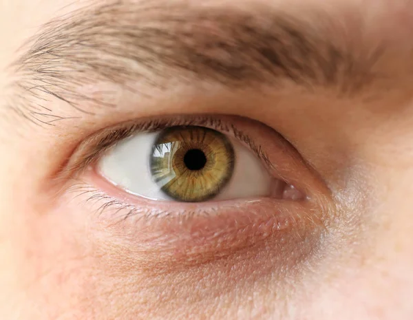 Jovem com lentes de contato, close-up — Fotografia de Stock